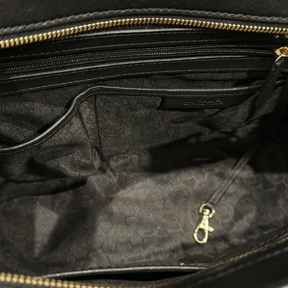 Michael Kors Selma medium black bag - Picture 7 of 11